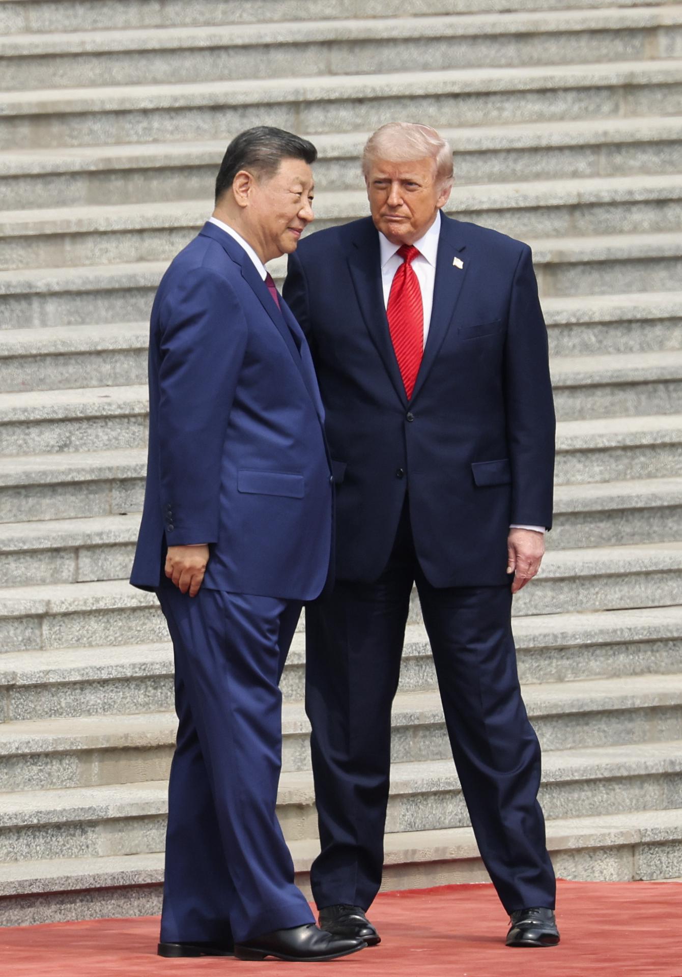 BEIJING (China), 14/05/2026.- Chinese President Xi Jinping stands with U.S. President Donald Trump during a welcome ceremony at the Great Hall of the People in Beijing, China, 14 May 2026. EFE/EPA/Maxim Shemetov / POOL