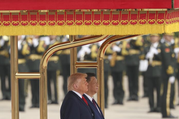 Los presidentes de China, Xi Jinping (D), y de Estados Unidos, Donald Trump (I), se encuentran en Pekín. EFE/EPA/Maxim Shemetov / POOL
