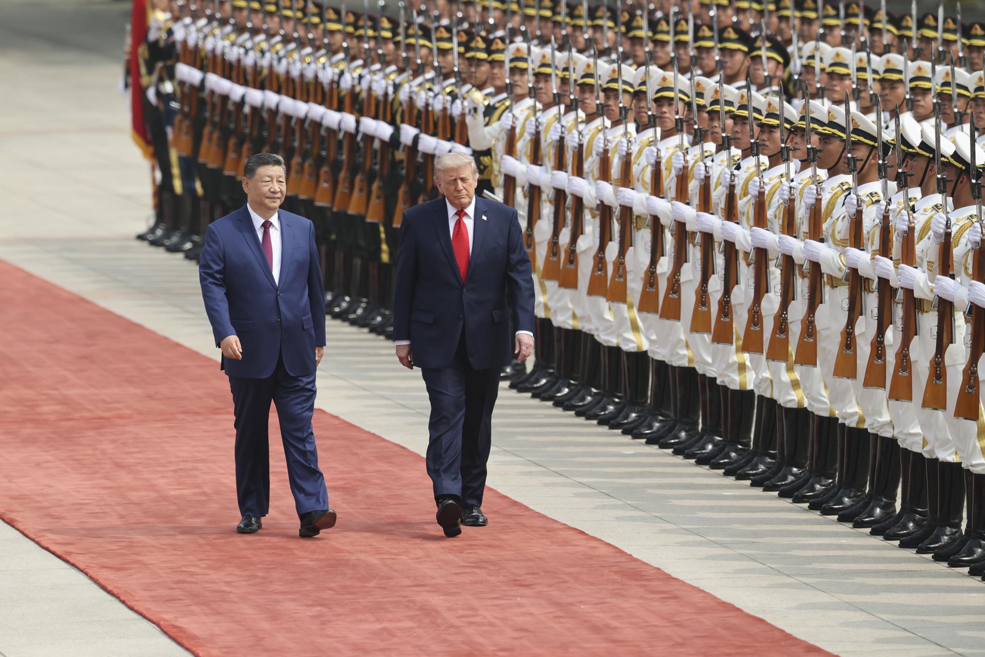 Los presidentes de China, Xi Jinping (D), y de Estados Unidos, Donald Trump (I), se encuentran en Pekín. EFE/EPA/Maxim Shemetov / POOL
