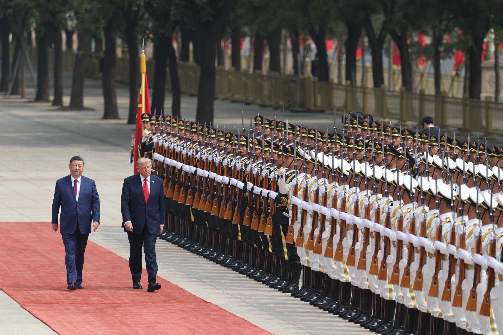 Los presidentes de China, Xi Jinping (D), y de Estados Unidos, Donald Trump (I), se encuentran en Pekín. EFE/EPA/Maxim Shemetov / POOL
