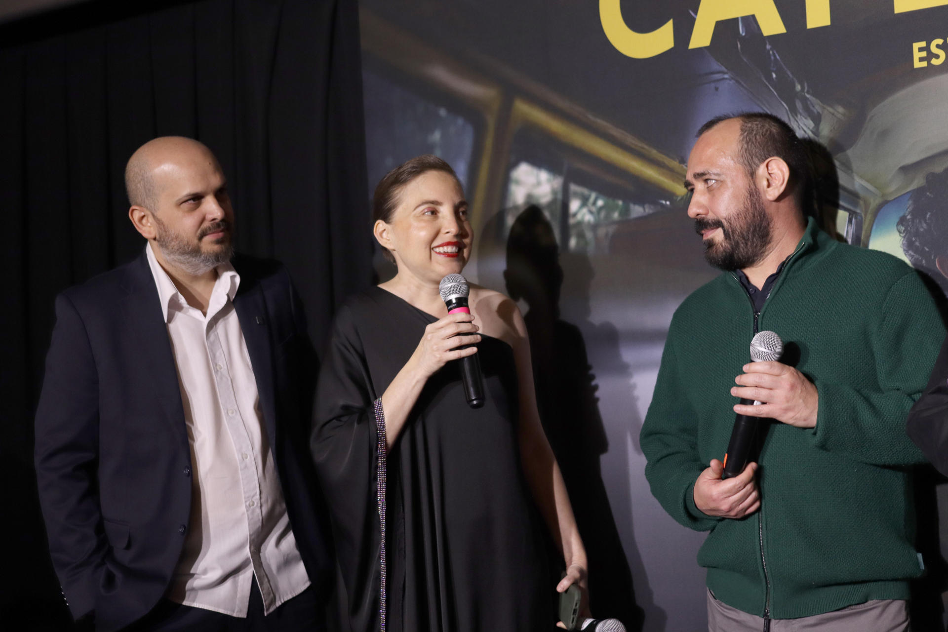 El cineasta mexicano Fernando Barreda Luna (i) y la productora Jessica Villegas (c) asisten al estreno de la película 'Café Chairel' este miércoles, en Ciudad de México (México). EFE/ Ana Baez