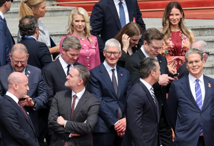 BEIJING (China), 14/05/2026.- Empresarios que acompañan al presidente de Estados Unidos, Donald Trump, en su visita a China, entre quienes se encuentran los directores ejecutivos de Tesla y Apple, Elon Musk y Tim Cook. EFE/EPA/Maxim Shemetov / POOL
