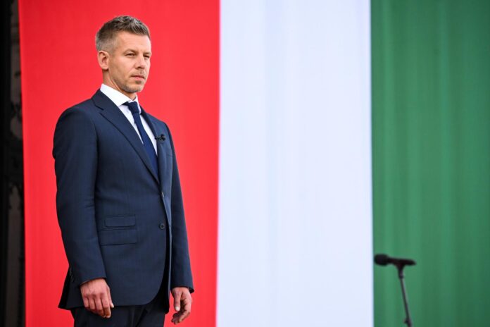 El recién investido Primer Ministro Peter Magyar posa frente al edificio del parlamento tras la sesión inaugural de la nueva Asamblea Nacional en el edificio del parlamento en Budapest, Hungría, 09 de mayo de 2026. EFE/EPA/Tamas Purger HUNGARY OUT
