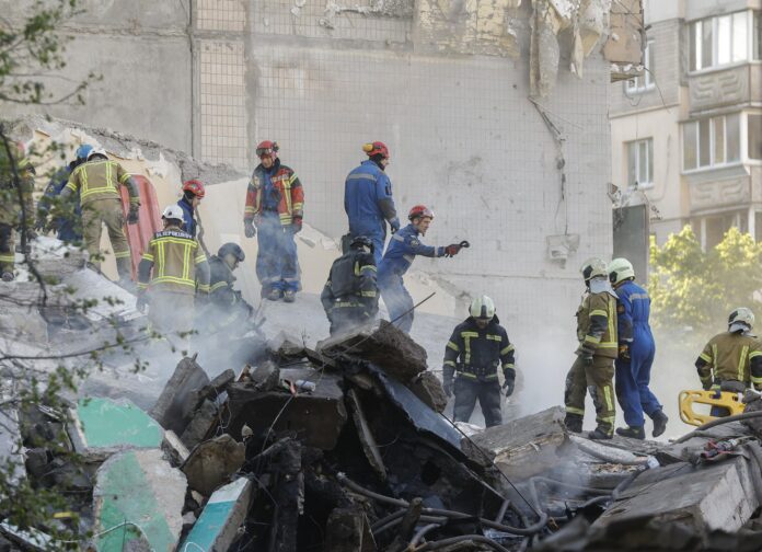 Daños provocados por el ataque ruso en Kiev. EFE/EPA/SERGEY DOLZHENKO
