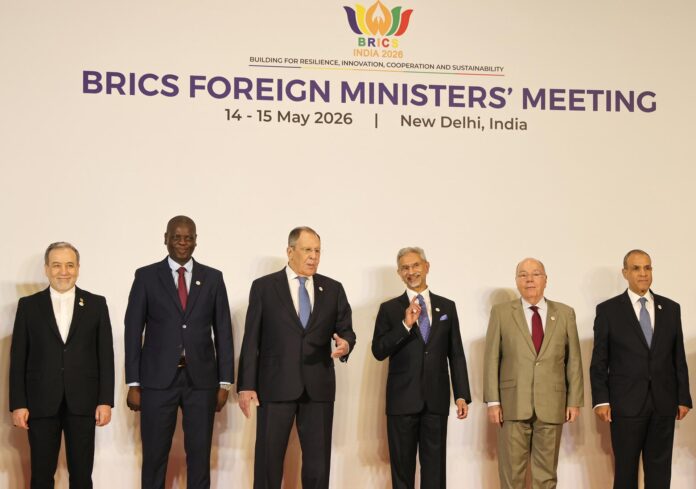 New Delhi (India), 14/05/2026.- Los ministros de Exteriores de Rusia e India, Sergei Lavrov y Subrahmanyam Jaishankar, en el centro de la imagen junto a cancilleres de Brasil, Egipto, Irán y Sudáfrica en Nueva Delhi. EFE/EPA/RAJAT GUPTA
