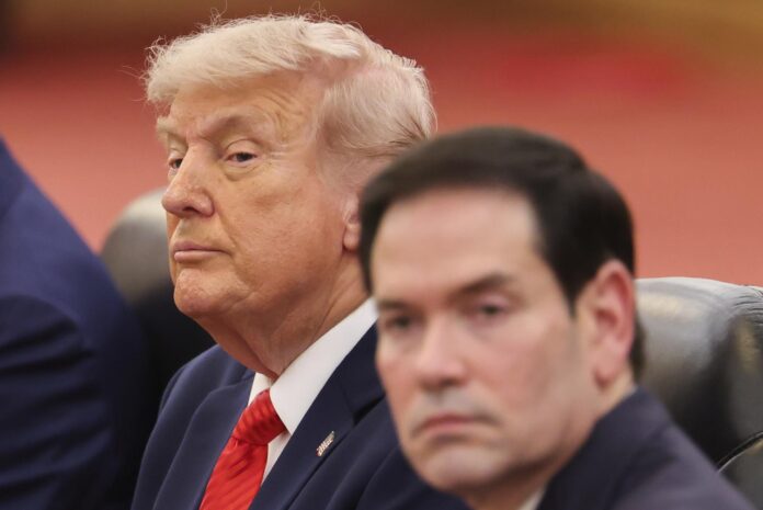 BEIJING (China), 14/05/2026.- El presidente de Estados Unidos, Donald Trump (D), sentado junto a su secretario de Estado, Marco Rubio (I), en Pekín, China. EFE/EPA/Maxim Shemetov / POOL
