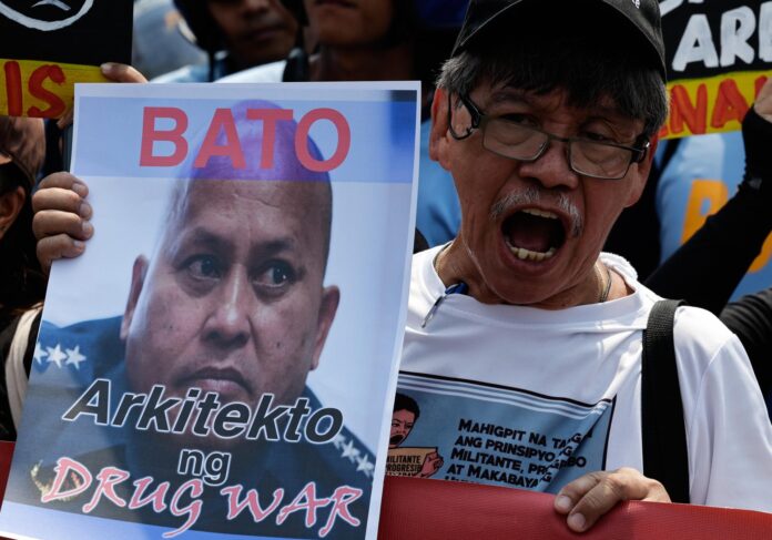 PASAY (Philippines), 13/05/2026.- Una persona muestra un cartel del senador filipino Ronald ‘Bato’ dela Rosa durante una protesta para pedir su arresto en Filipinas. EFE/EPA/ROLEX DELA PENA
