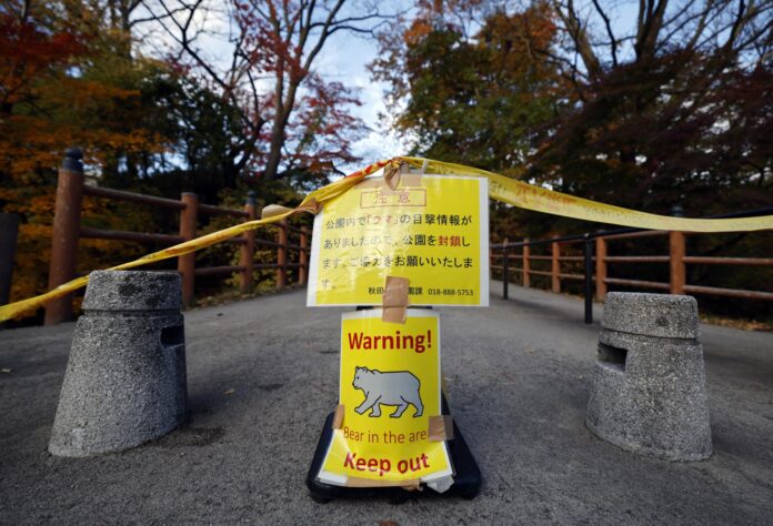 Fotografía de archivo que muestra un cartel de alerta sobre la posible presencia de osos en Japón EFE/EPA/FRANCK ROBICHON
