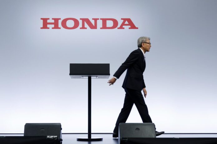 TOKYO (Japan), 14/05/2026.- El director ejecutivo de Honda Motor, Toshihiro Mibe, terminando un acto en Tokio, Japón. EFE/EPA/FRANCK ROBICHON
