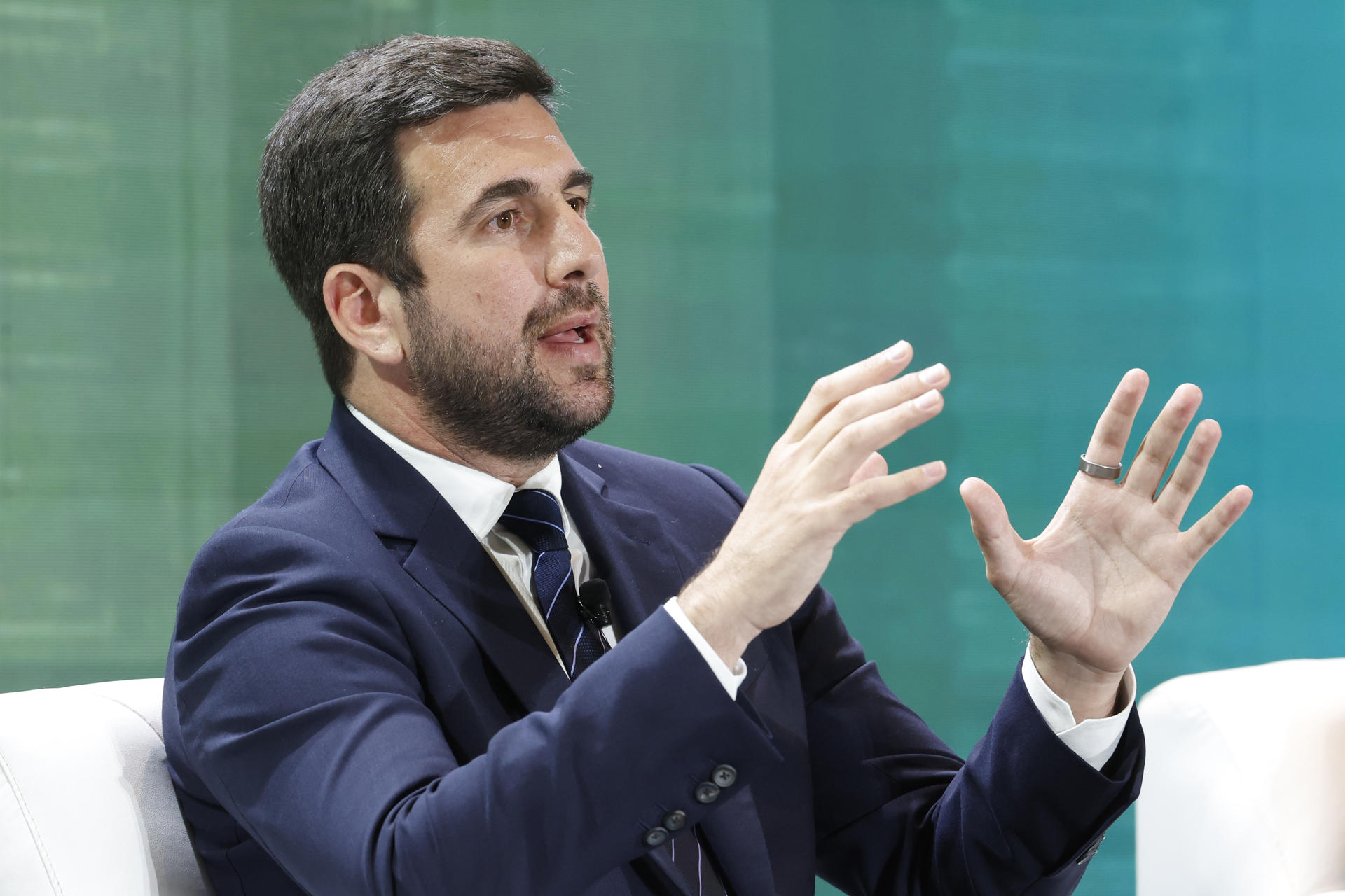 El fundador y presidente ejecutivo de Grupo Cox, Enrique Riquelme, durante un foro este miércoles, en Ciudad de México (México). EFE/Sáshenka Gutiérrez
