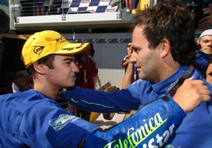 Fotografía de Julian Smith, en la que puede verse en una imagen de archivo del 17 de octubre de 2004 al expiloto Alberto Puig (d). EFE *Prohibido Australia y Nueva Zelanda*
