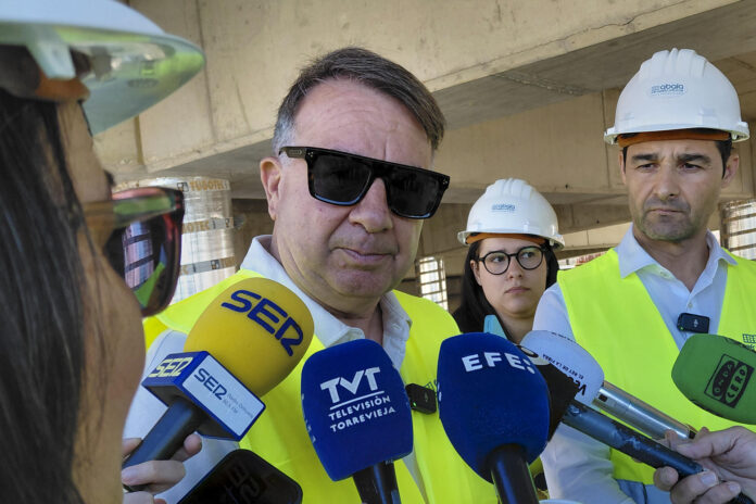 El padre del empresario Enrique Riquelme Vives, Enrique Riquelme de la Torre, junto al alcalde de Torrevieja, Eduardo Dolón (d), durante su visita a las obras del puerto de la ciudad en su condición de empresario concesionario del centro de ocio Paseo del Mar donde ha evitado este jueves desvelar si su hijo encabezará una candidatura frente a Florentino Pérez y ha recordado que, con sólo 37 años, aún 