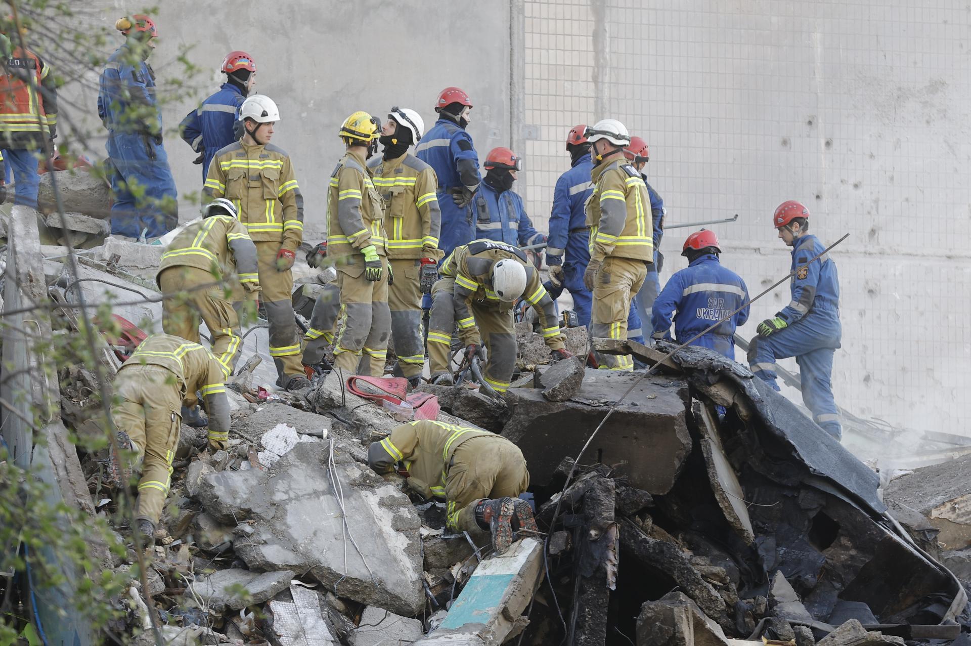 Daños provocados por el ataque ruso en Kiev. EFE/EPA/SERGEY DOLZHENKO
