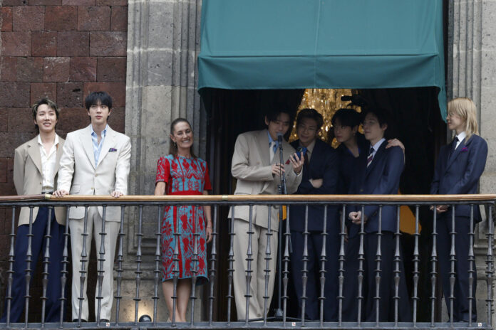CIUDAD DE MÉXICO (MÉXICO), 06/05/2026.- La presidenta de México, Claudia Sheinbaum, junto a los integrantes del grupo surcoreano de K-pop BTS durante una visita al Palacio Nacional de Ciudad de México.
EFE/ Sáshenka Gutiérrez
