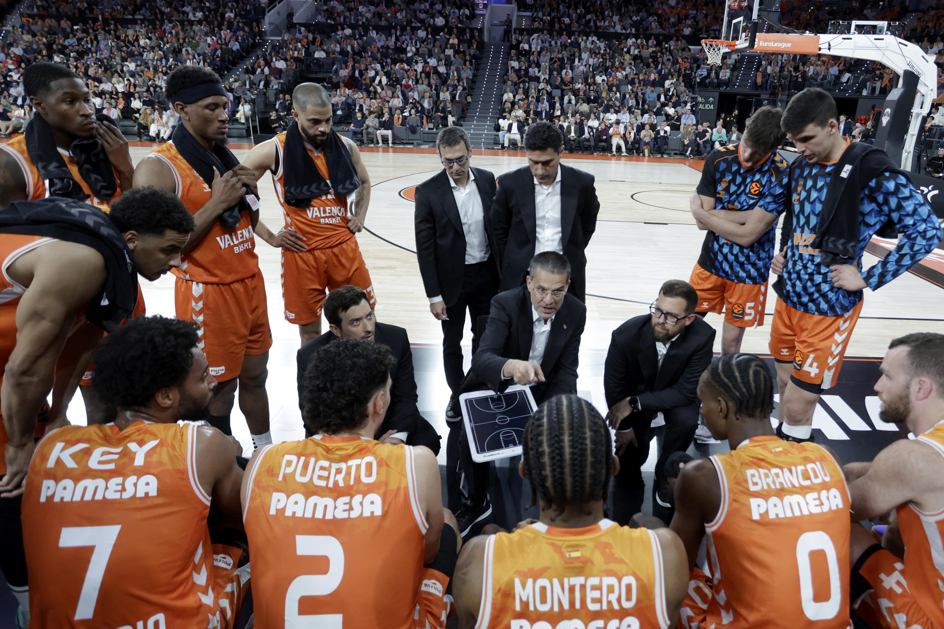 El entrenador del Valencia Basket Pedro Martínez (c) da instrucciones en un tiempo muerto durante el primer partido de cuartos de final de la EuroLiga que Valencia Basket y Panathinaikos BC disputaron el 28 de abril en Valencia. EFE/Miguel Ángel Polo.
