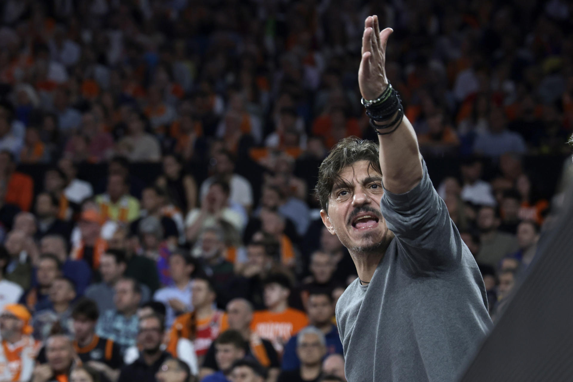El propietario de Panathinaikos Dimitris Giannakopoulos durante el primer partido de cuartos de final de la EuroLiga que Valencia Basket y Panathinaikos BC disputaron el pasado 28 de abril en Valencia. EFE/Miguel Ángel Polo.

