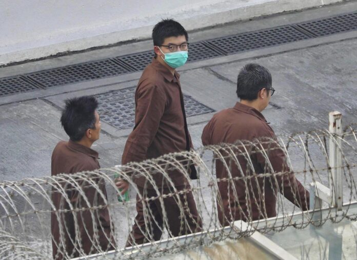 Imagen de archivo del activista prodemocracia Joshua Wong Chi-fung caminando con uniforme de prisionero en el Centro de Recepción Lai Chi Kok en Hong Kong, China, el 3 de diciembre de 2020.
EFE/EPA/JEROME FAVRE
