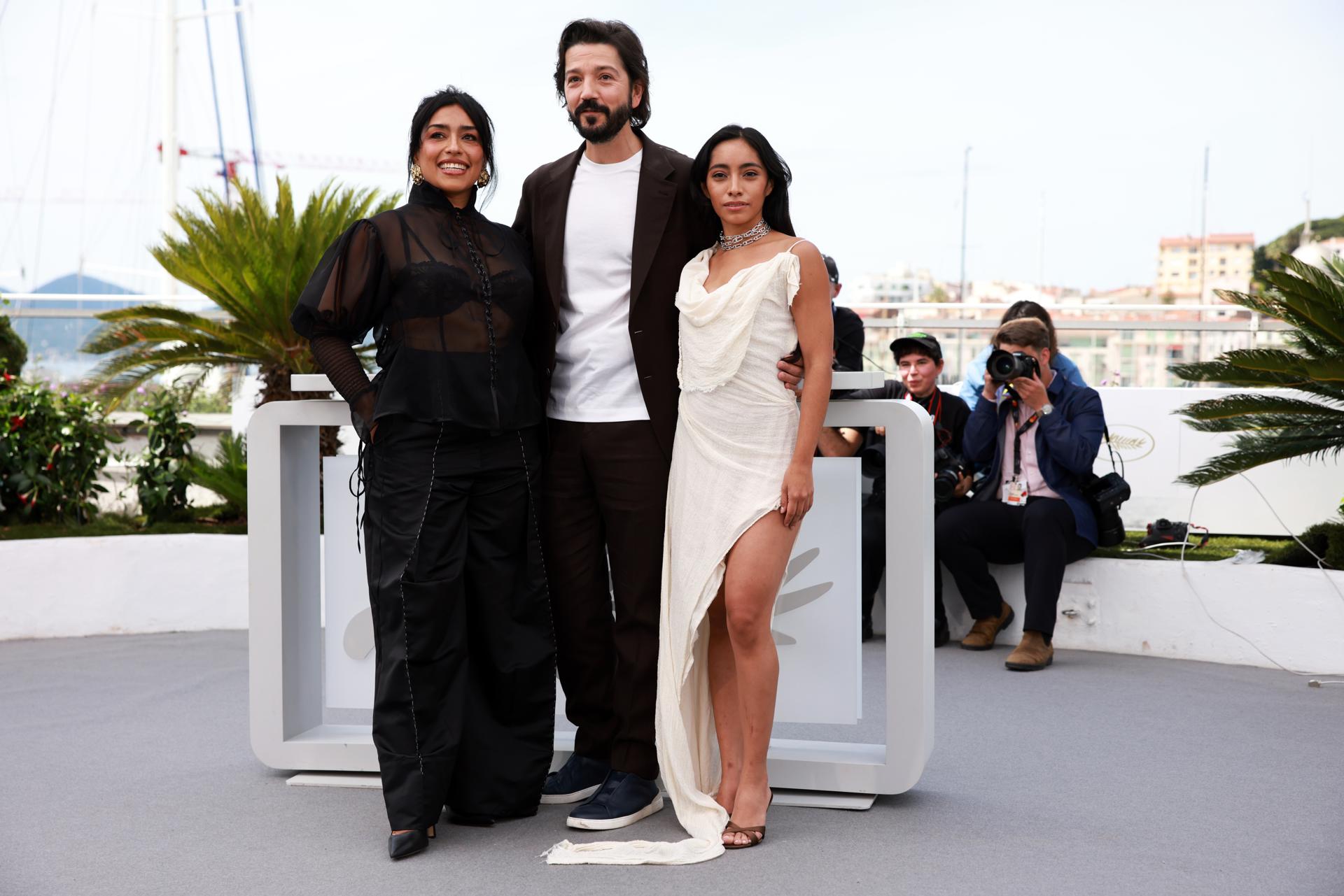 Adriana Paz, Diego Luna y Anna Diaz presentan 'Ceniza en la boca' en Cannes. EFE/EPA/CLEMENS BILAN
