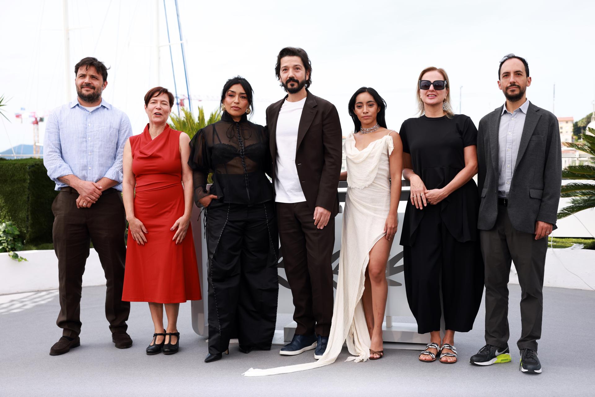 Diego Rabasa, Valerie Delpierre, Adriana Paz, Diego Luna, Anna Diaz, Inna Payan y Luis Salinas presentan 'Ceniza en la boca' en Cannes. EFE/EPA/CLEMENS BILAN

