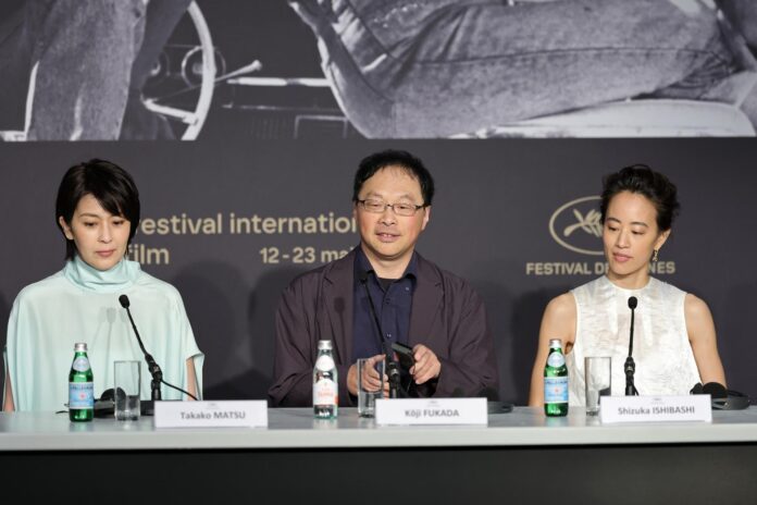 Takako Matsu, Koji Fukada y Shizuka Ishibaschi asisten a la rueda de prensa de 'NagiNotes' durante el 79º Festival de Cine de Cannes, en Cannes, Francia, el 14 de mayo de 2026. El festival de cine se celebra del 12 al 23 de mayo de 2026. (Cine, Francia) EFE/EPA/NEILSON BARNARD / POOL
