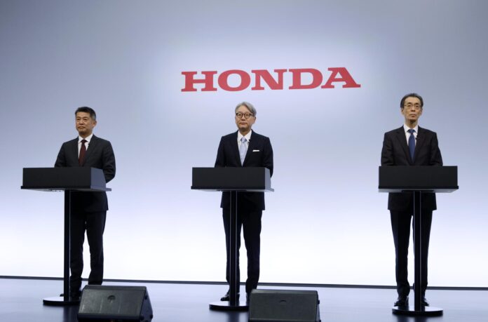 (D-I) El director financiero de Honda Motor Co. Masao Kawaguchi, el presidente y director ejecutivo Toshihiro Mibe y el vicepresidente ejecutivo Noriya Kaihara asisten a una rueda de prensa para anunciar los resultados financieros del fabricante de automóviles en Tokio, Japón, el 14 de mayo de 2026. Honda Motor informó de una pérdida neta de 423.900 millones de yenes (2.700 millones de USD) para el año fiscal que finalizó en marzo de 2026. EFE/EPA/FRANCK ROBICHON
 
//////////
 
TOKYO (Japan), 14/05/2026.- (L-R) Honda Motor Co. Chief Financial Officer Masao Kawaguchi, President and CEO Toshihiro Mibe and Executive Vice President Noriya Kaihara attend a press conference to announce the carmaker's financial results in Tokyo, Japan, 14 May 2026. Honda Motor reported a net loss of 423.9 billion yen (2.7 billion USD) for the fiscal year ending March 2026. This marks the company's first annual loss since it was first listed on the stock market. (Japón, Tokio) EFE/EPA/FRANCK ROBICHON

