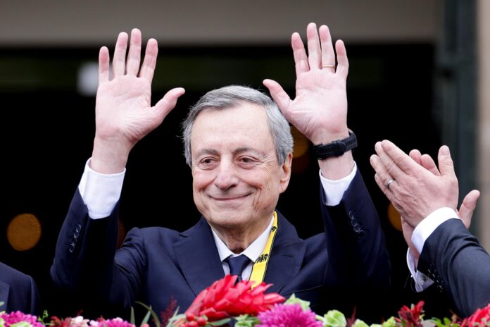 - El expresidente del Banco Central Europeo, Mario Draghi, posa en el balcón tras recibir el Premio Carlomagno (Karlspreis) durante la ceremonia de entrega en el ayuntamiento de Aquisgrán, Alemania, el 14 de mayo de 2026. Según el Consejo del Premio Carlomagno, el profesor Mario Draghi es homenajeado por sus destacadas contribuciones a la integración europea y por su papel decisivo en la estabilización y el desarrollo de la Unión Económica y Monetaria Europea. (Alemania) EFE/EPA/CHRISTOPHER NEUNDORF
