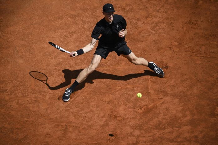 El tenista italiano Jannik Sinner, durante el partido de este jueves, correspondiente a los cuartos de final del Masters 1000 de Roma. EFE/ RICCARDO ANTIMIANI
