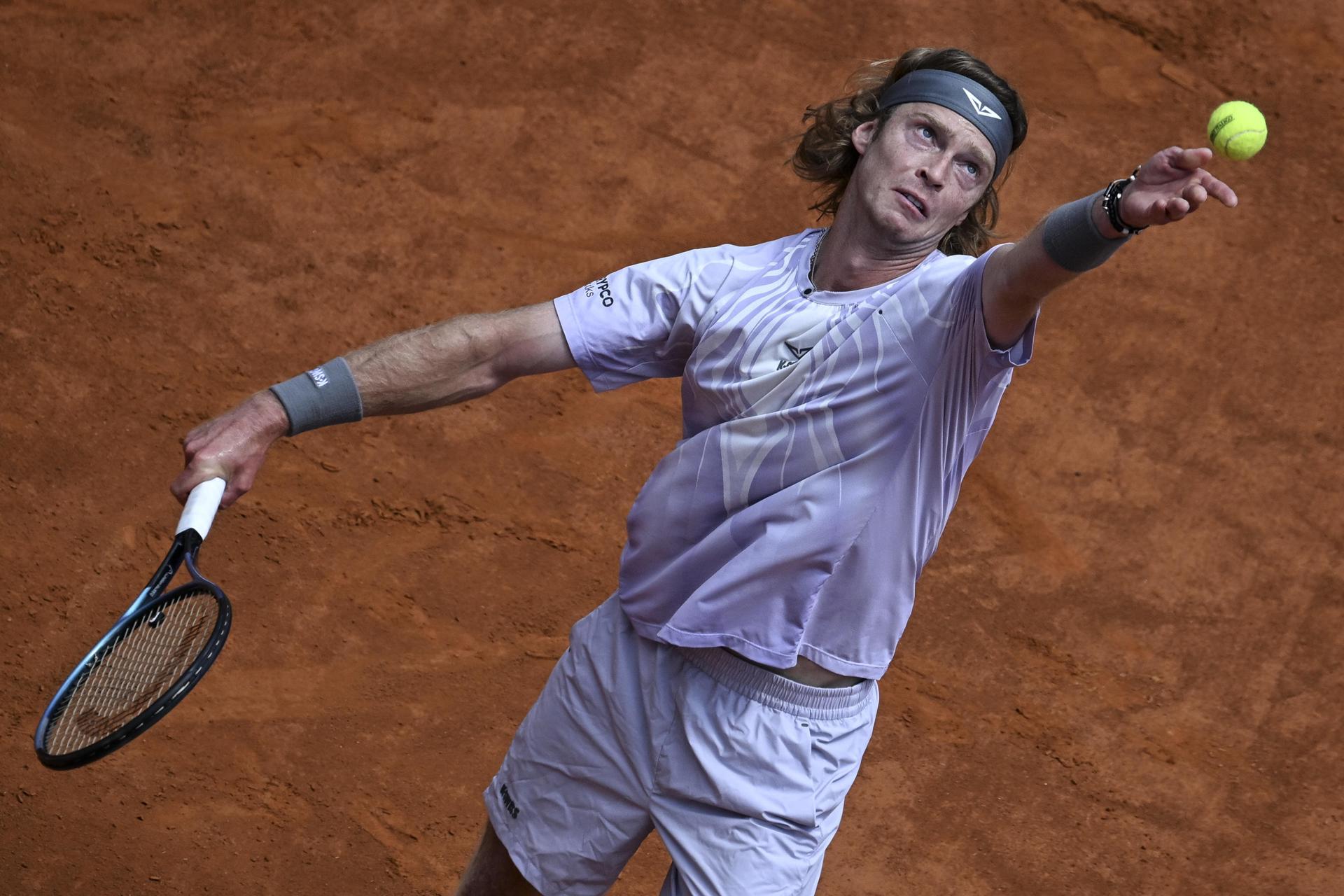El tenista ruso Andrey Rublev, durante el partido de este jueves, correspondiente al Masters 1000 de Roma. EFE/RICCARDO ANTIMIANI