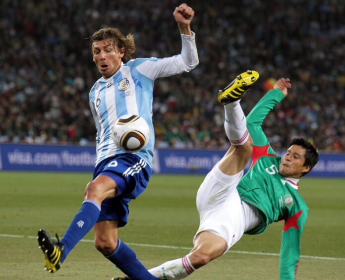 Fotografía de archivo del 27 de junio de 2010 en la que se observa al argentino Gabriel Heinze (i) y al mexicano Ricardo Osorio (d), durante un partido de los octavos de final del Mundial 2010 en el Soccer City de Johannesburgo (Sudáfrica). México perdió ese partido por marcador de 3-1. EFE/Cézaro de Luca/ARCHIVO
