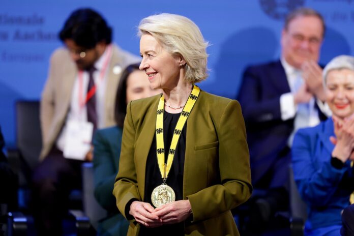 La presidenta de la Comisión Europea, Ursula von der Leyen (C), asiste a la ceremonia de entrega del Premio Carlomagno (Karlspreis) en el ayuntamiento de Aquisgrán, Alemania, el 14 de mayo de 2026. Según el Patronato del Premio Carlomagno, el profesor Mario Draghi es homenajeado por sus destacadas contribuciones a la integración europea y por su papel decisivo en la estabilización y el desarrollo futuro de la Unión Económica y Monetaria Europea. (Alemania) EFE/EPA/Christopher Neundorf
