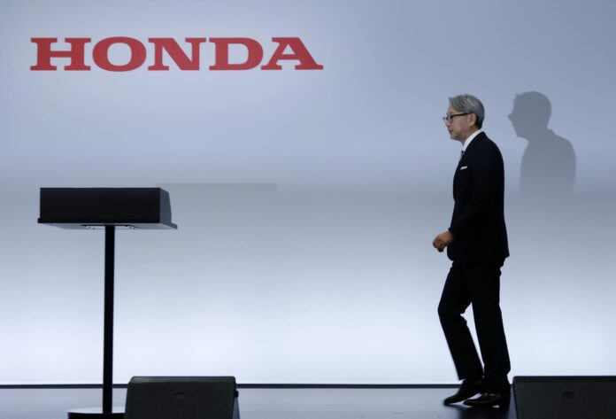 El presidente de Honda, Toshihiro Mibe, llega a la rueda de prensa celebrada en Tokio, Japón. EFE/EPA/FRANCK ROBICHON
