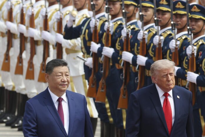 El presidente chino Xi Jinping inspecciona una guardia de honor junto al presidente estadounidense Donald Trump durante una ceremonia de bienvenida en el Gran Salón del Pueblo en Pekín, China, este jueves. EFE/ Maxim Shemetov / POOL
