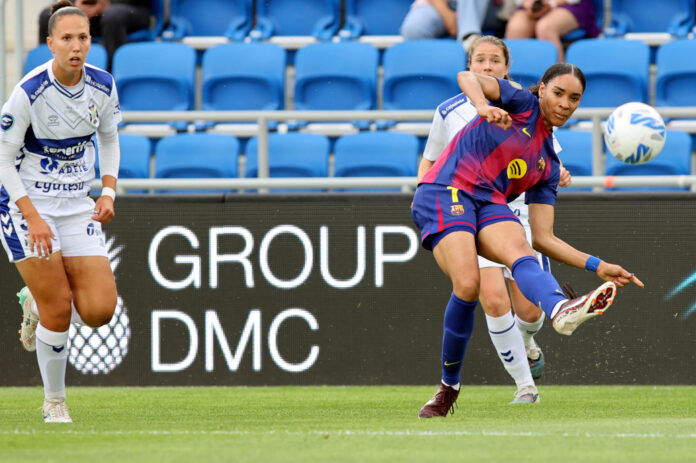 La delantera del FC Barcelona Salma Paralluelo (1d) disputa centra un balón ante la oposición de Cinta (i) y otra jugadora del CD Tenerife Femenino, en partido que ambos equipos disputaron el pasado 10 de mayo en el estadio Heliodoro Rodríguez López, correspondiente a la jornada 28 de la Liga F Moeve. EFE/Ramón de la Rocha
