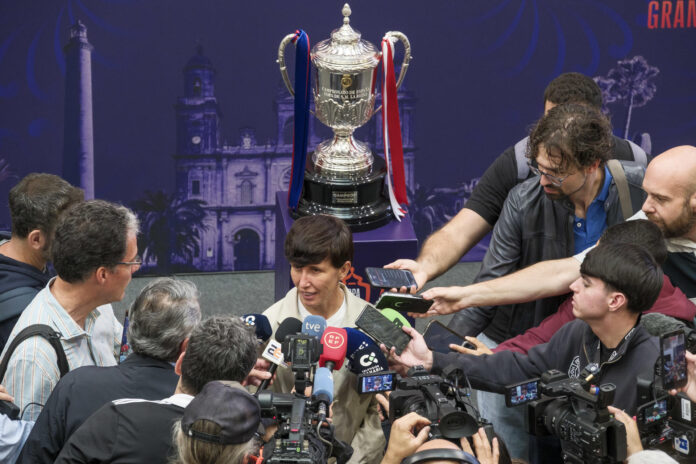 La seleccionadora española de fútbol femenino, Sonia Bermúdez, ha deseado este jueves que la final de la Copa de la Reina que se disputa el sábado en Gran Canaria sirva para poder hacer afición y enganchar a muchas niñas y niños a practicar el deporte. EFE/ Ángel Medina G.
