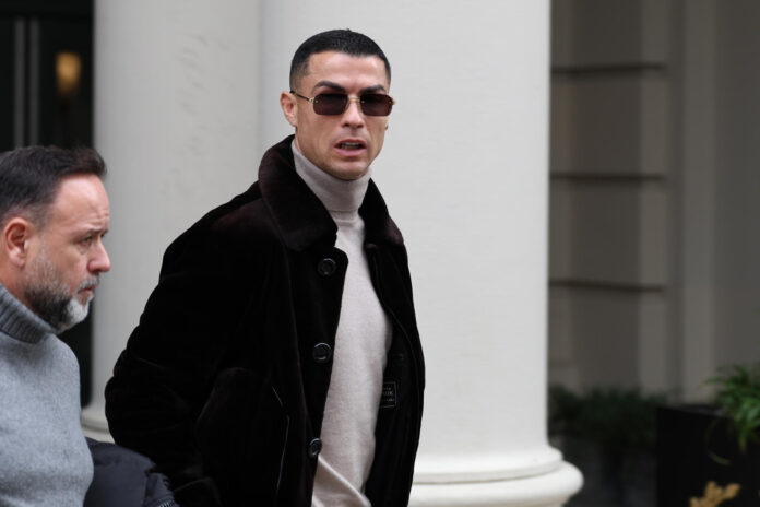 Fotografía de Octavio Guzmán, en la que puede verse en una imagen de archivo del 19 de noviembre de 2025 al futbolista portugués Cristiano Ronaldo (d). EFE

