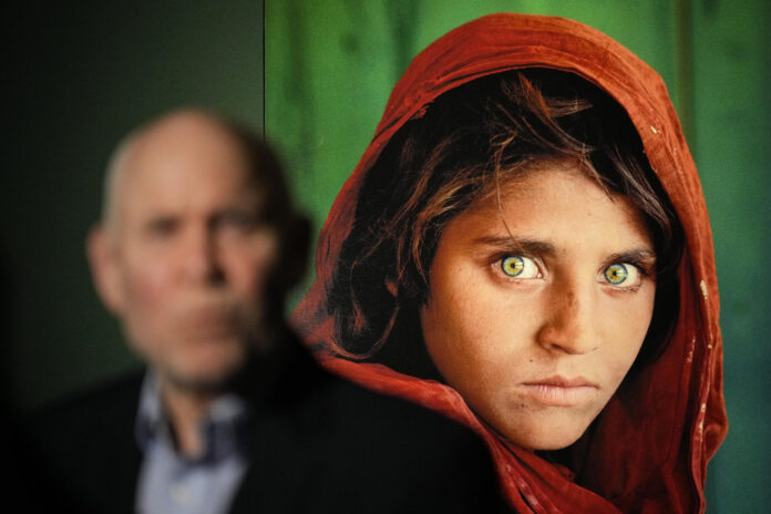 El reconocido fotógrafo Steve McCurry, autor de la icónica imagen de 'La niña afgana', presenta una gran retrospectiva sobre su obra que se mostrará en el Palau Martorell de la capital catalana con el título 'Icons'. EFE/Alejandro Garcia
