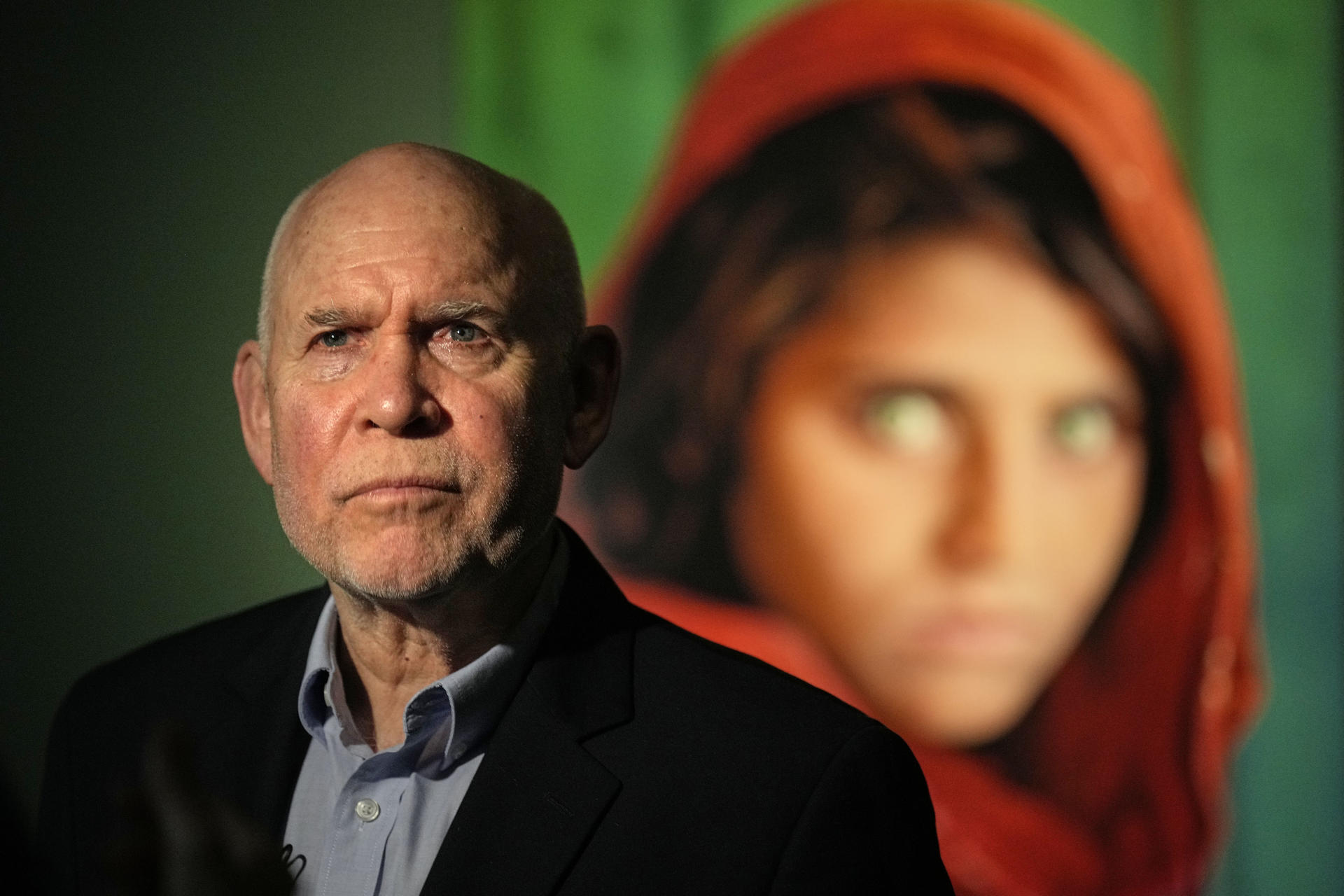 El reconocido fotógrafo Steve McCurry, autor de la icónica imagen de 'La niña afgana', presenta una gran retrospectiva sobre su obra que se mostrará en el Palau Martorell de la capital catalana con el título 'Icons'. EFE/Alejandro Garcia
