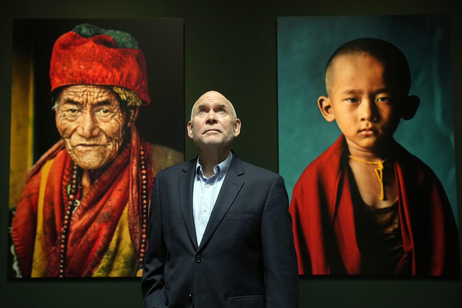 .- El reconocido fotógrafo Steve McCurry, autor de la icónica imagen de 'La niña afgana', presenta una gran retrospectiva sobre su obra que se mostrará en el Palau Martorell de la capital catalana con el título 'Icons'. EFE/Alejandro Garcia
