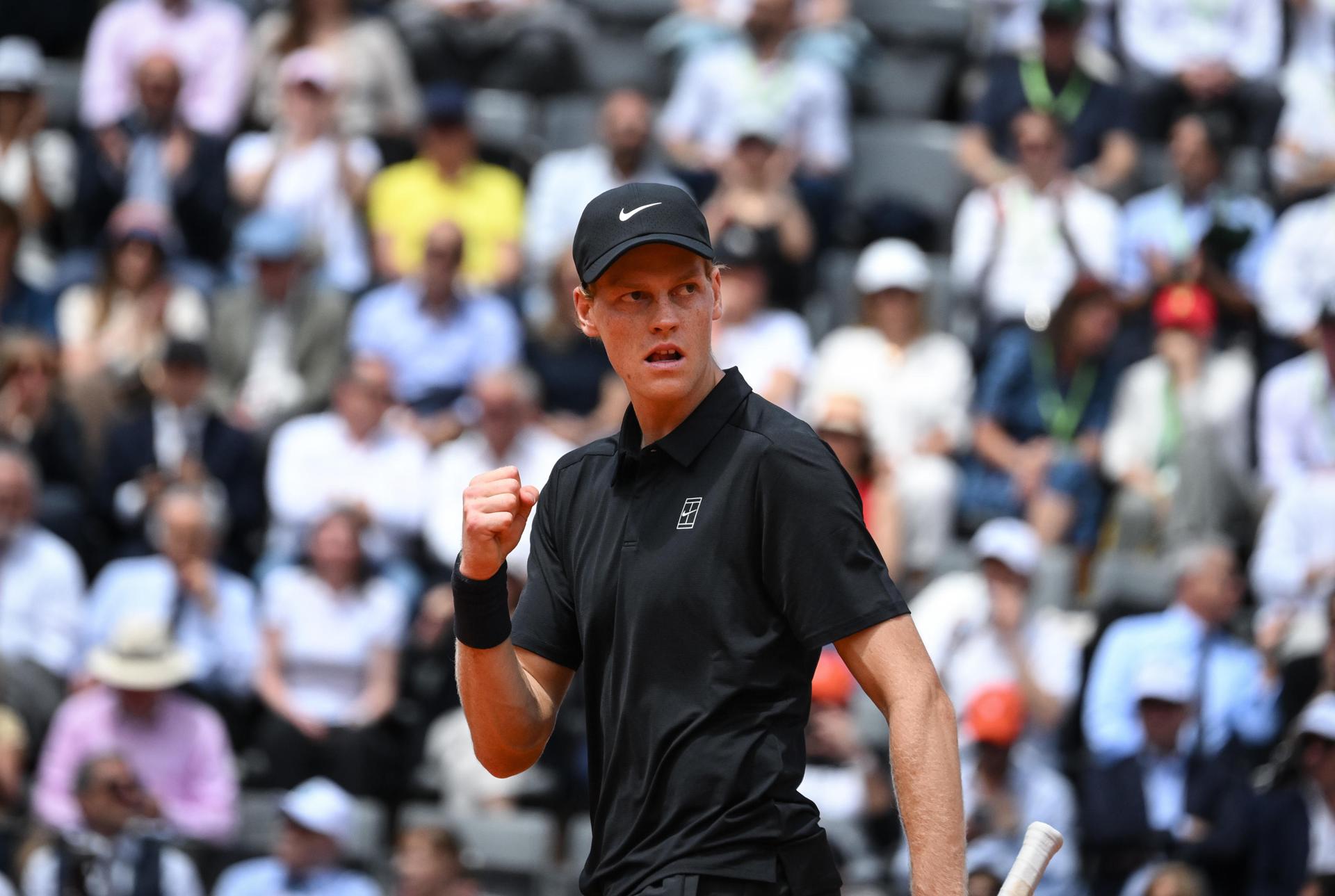 El tenista italiano Jannik Sinner, durante su partido de cuartos de final del Masters 1000 de Roma, disputado este jueves. EFE/ ALESSANDRO DI MEO