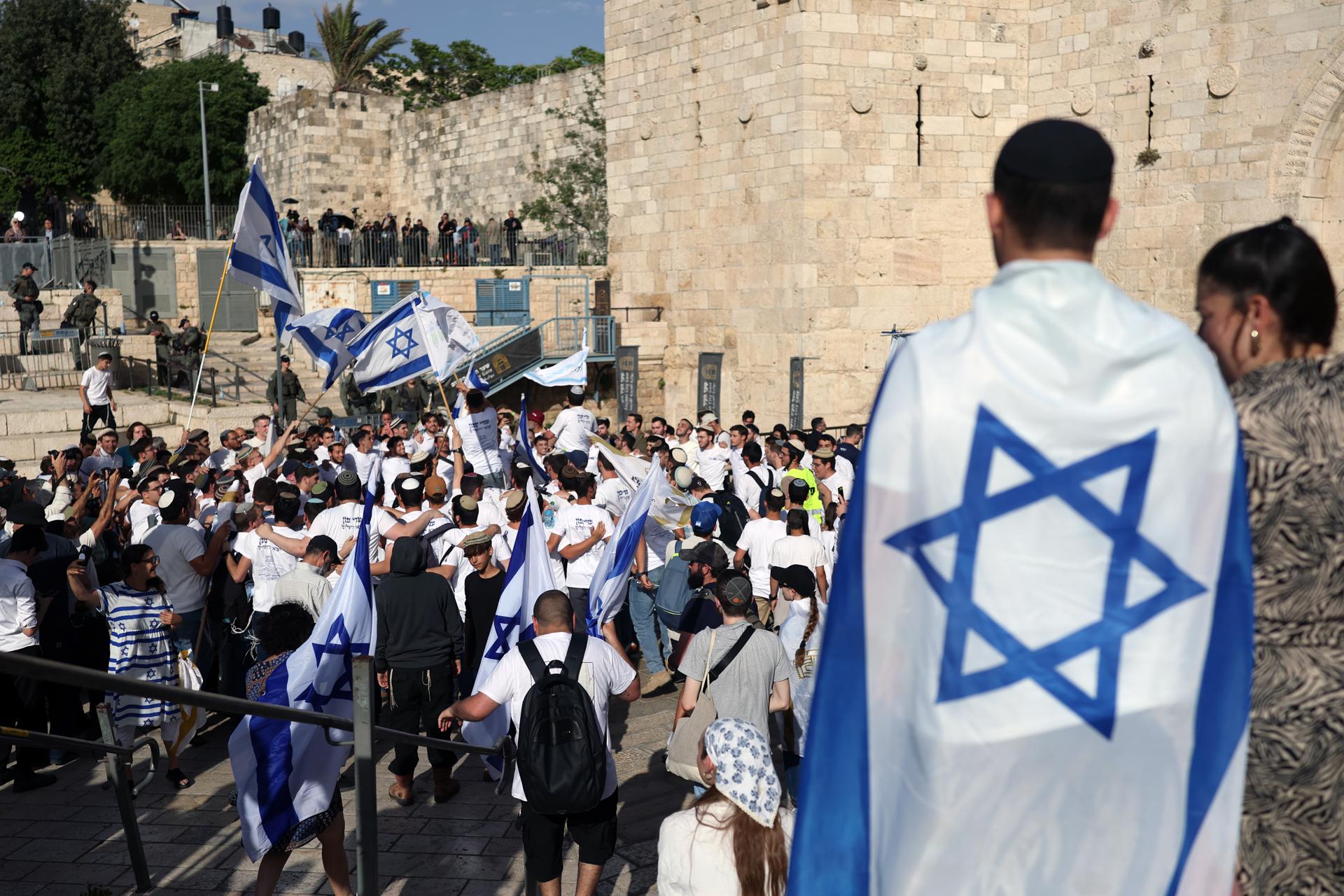 - Israelíes de derecha se congregan para la anual 'Marcha de las Banderas' cerca de la Puerta de Damasco en la Ciudad Vieja de Jerusalén, 14 de mayo de 2026. La marcha conmemoró el establecimiento del control israelí sobre la zona tras la Guerra de los Seis Días de 1967. (Damasco, Jerusalén) EFE/EPA/ATEF SAFADI