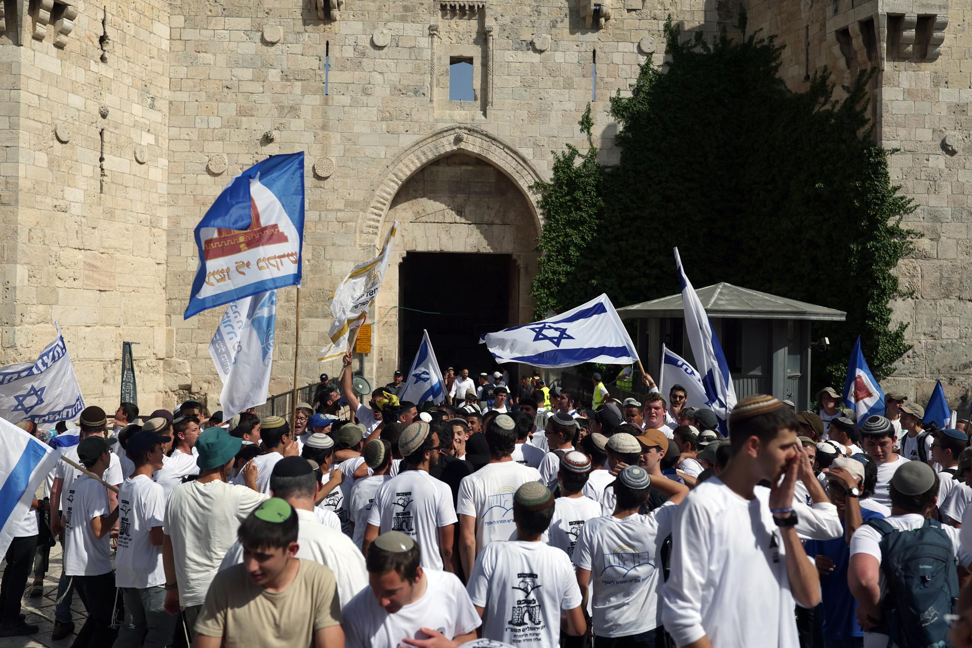 Israelíes de derechas se reúnen para la "Marcha de las Banderas" anual cerca de la Puerta de Damasco en la Ciudad Vieja de Jerusalén, 14 de mayo de 2026. La marcha conmemoró el establecimiento del control israelí sobre la zona tras la Guerra de los Seis Días de 1967. (Damasco, Jerusalén) EFE/EPA/ATEF SAFADI