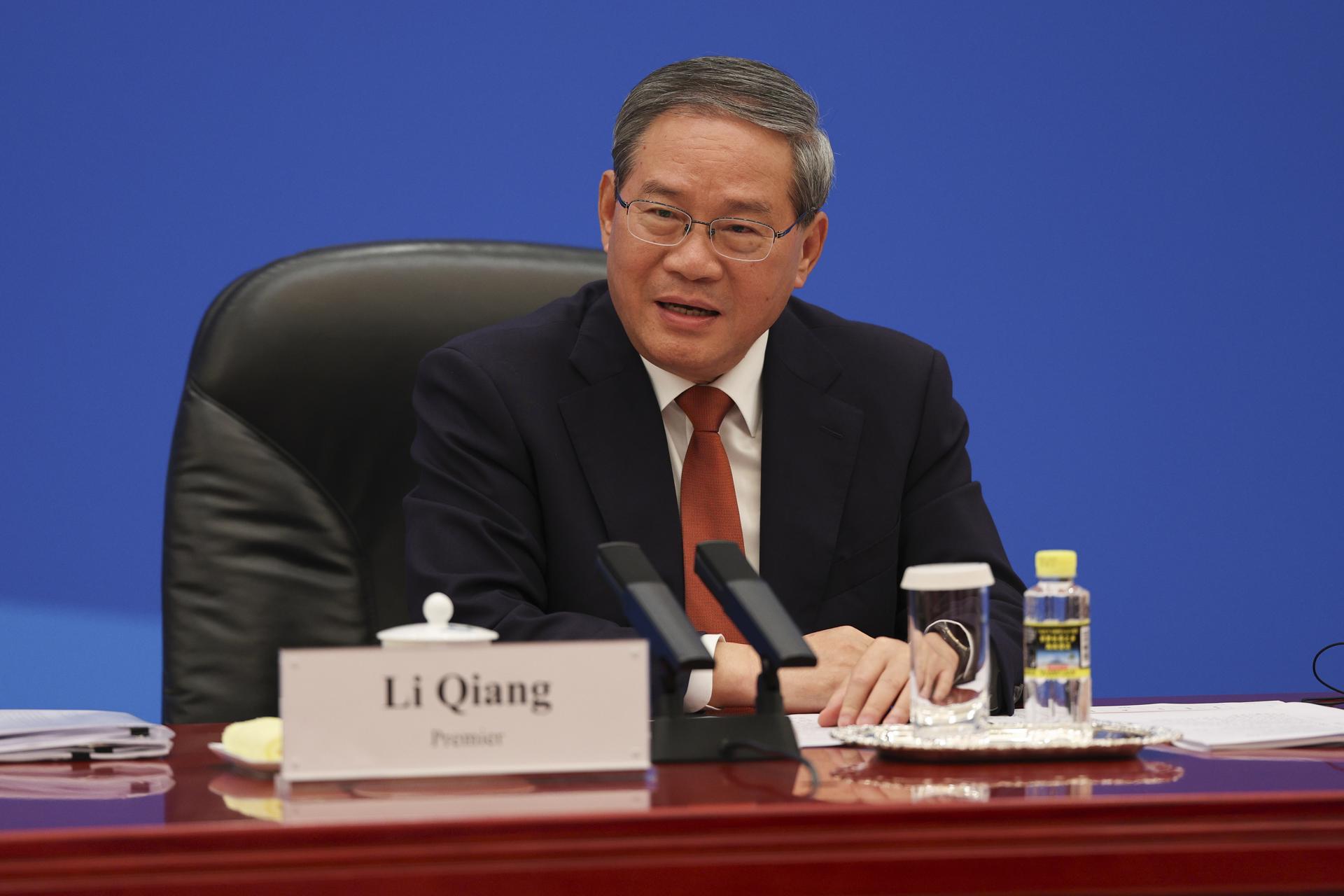El primer ministro chino, Li Qiang, se reúne este jueves con representantes de empresas de EE. UU., en el Gran Palacio del Pueblo de Pekín. EFE/EPA/GO NAKAMURA / POOL
