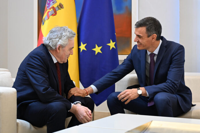 El presidente del Gobierno, Pedro Sánchez (d), mantiene un encuentro con el ex primer ministro del Reino Unido y actual enviado especial para las Finanzas Globales y la Cooperación, Gordon Brown (i), este jueves en el Complejo de La Moncloa. EFE/ Pool Moncloa / Borja Puig De La Bellacasa SÓLO USO EDITORIAL / SÓLO DISPONIBLE PARA ILUSTRAR LA NOTICIA QUE ACOMPAÑA (CRÉDITO OBLIGATORIO)
