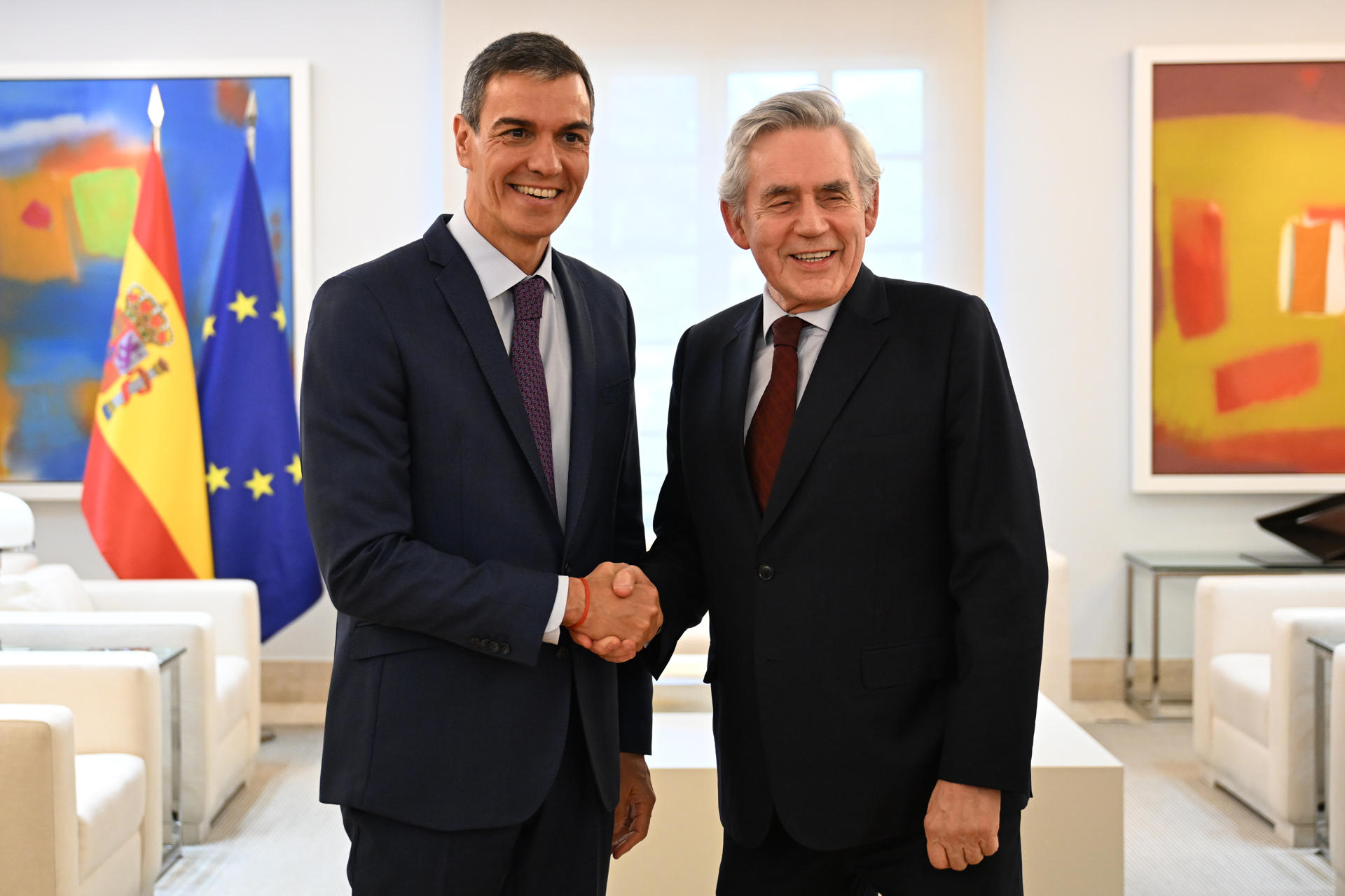 El presidente del Gobierno, Pedro Sánchez (i), mantiene un encuentro con el ex primer ministro del Reino Unido y actual enviado especial para las Finanzas Globales y la Cooperación, Gordon Brown (d), este jueves en el Complejo de La Moncloa. EFE/ Pool Moncloa / Borja Puig De La Bellacasa SÓLO USO EDITORIAL / SÓLO DISPONIBLE PARA ILUSTRAR LA NOTICIA QUE ACOMPAÑA (CRÉDITO OBLIGATORIO)
