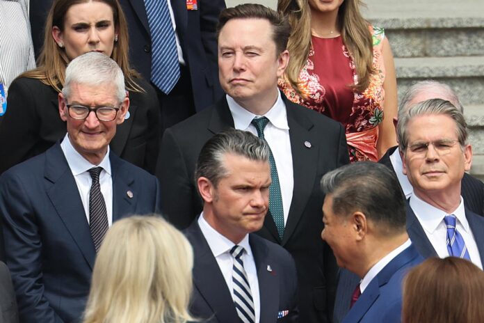 El consejero delegado de Apple, Tim Cook (i); el jefe de Tesla, Elon Musk (c); el secretario de Defensa de EE. UU., Pete Hegseth (3-d), y el secretario del Tesoro de EE. UU., Scott Bessent (d), asisten este jueves a la ceremonia de bienvenida al presidente de EE. UU., Donald Trump, por parte del presidente chino, Xi Jinping, en el Gran Palacio del Pueblo de Pekín. EFE/EPA/MAXIM SHEMETOV / POOL
