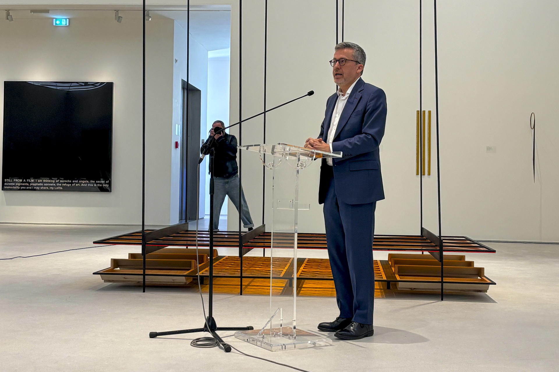El alcalde de Lisboa, Carlos Moedas, durante su intervención en la presentación de la feria de arte contemporáneo ARCOlisboa este jueves en la sede del museo Pavilhão Julião Sarmento. La feria ARCOlisboa, una de las muestras de arte contemporáneo más importantes de Portugal, volverá este mes de mayo a la capital lusa para celebrar su IX edición con 84 galerías de 18 países, una treintena de ellas españolas, y con una nueva sección. EFE/Blas Díaz
