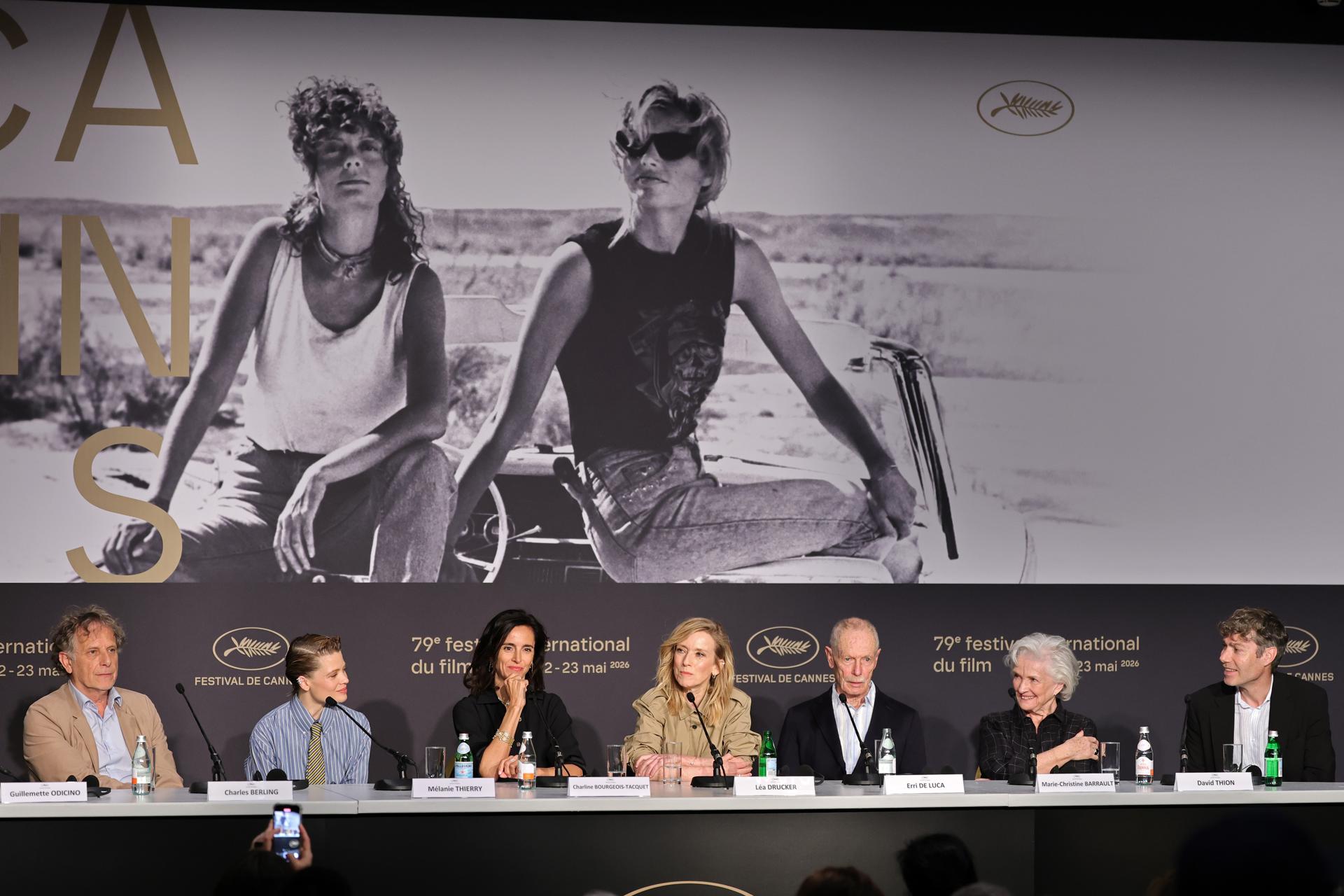 (I-D) Charles Berling, Mélanie Thierry, Charline Bourgeois-Tacquet, Léa Drucker, Erri De Luca, Marie-Christine Barrault y David Thion asisten a la conferencia de prensa de 'Una vida de mujer' (La Vie d'une Femme) durante el 79º Festival de Cine de Cannes, en Cannes, Francia, el 14 de mayo de 2026. El festival de cine se celebra del 12 al 23 de mayo de 2026. (Cine, Francia) EFE/EPA/NEILSON BARNARD/ POOL
