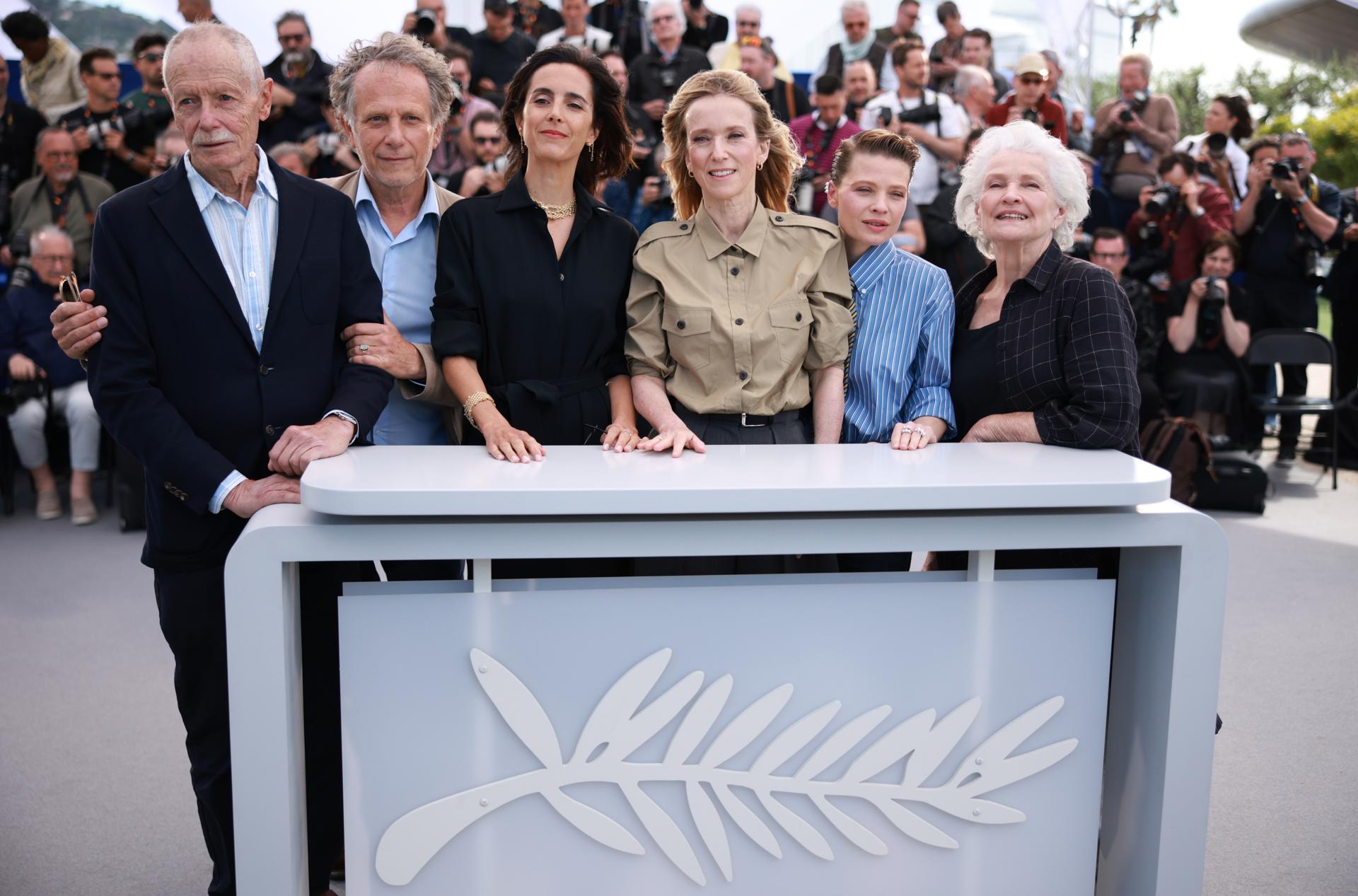 - (I-D) Erri De Luca, Charles Berling, Directora Charline Bourgeois-Tacquet, Lea Drucker, Melanie Thierry y Marie-Christine Barrault asisten a la sesión fotográfica de 'La vida de una mujer' (La Vie d'Une Femme) durante la 79ª edición del Festival de Cine de Cannes, en Cannes, Francia, el 14 de mayo de 2026. El festival de cine se celebra del 12 al 23 de mayo de 2026. (Cine, Francia) EFE/EPA/CLEMENS BILAN
