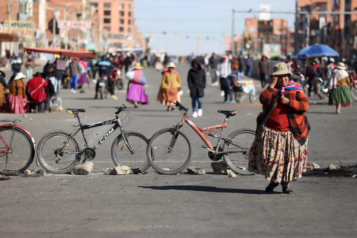 Fotografía de uno de los bloqueos de vías en Bolivia. EFE/ Luis Gandarillas
