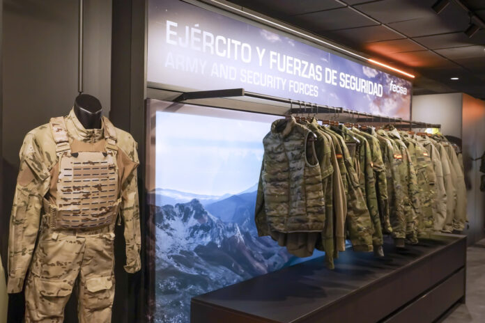 Una empresa española ha desarrollado el poncho multiespectral 'Velum', una prenda de camuflaje destinada a las Fuerzas Armadas y cuerpos de seguridad que dispone de una avanzada tecnología de enmascaramiento frente a sistemas de detección térmicos o infrarrojos como los que utilizan los drones militares. La empresa de uniformes tácticos para las Fuerzas Armadas y de seguridad Fecsa ha presentado este jueves esta prenda que tiene una eficacia 
